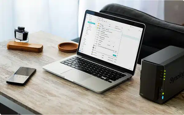 img data-src=”https://maxsmart.vn/wp-content/uploads/2024/07/1thiet-bi-luu-tru-NAS-Synology-ds223-16.jpg” alt=”Thiết bị Lưu Trữ NAS Synology DS223 truy cập từ mọi thiết bị”