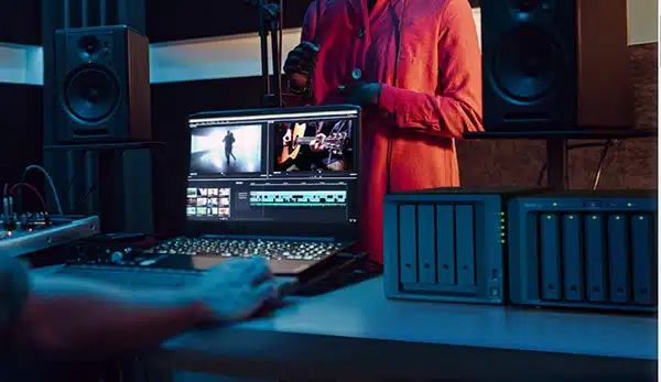 img data-src=”https://maxsmart.vn/wp-content/uploads/2024/07/1thiet-bi-luu-tru-nas-synology-ds923233.jpg” alt=”Thiết bị lưu trữ NAS Synology DS923+ có bộ nhớ phù hợp với nhu cầu của bạn”