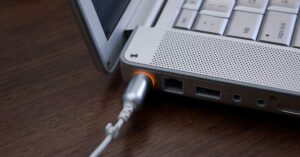 Chỗ cắm sạc latop